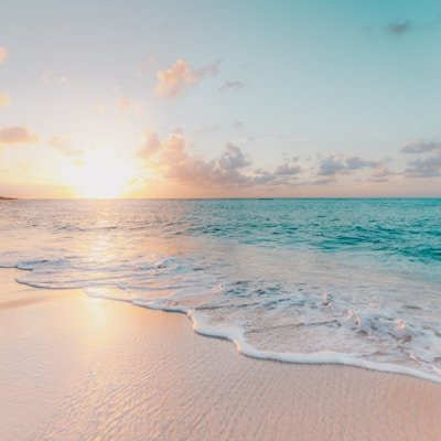 r星每日大赛：某明星度假私人海滩照流出
